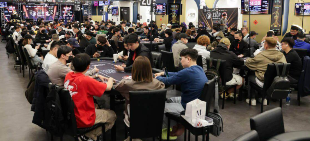 ZSOP The Final Horseの会場でプレイする参加者