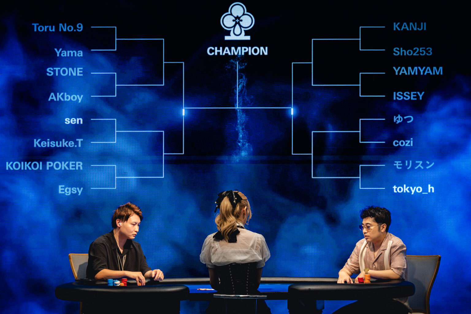 JOPT Tokyo Heads-Up（NLH Heads-up Championship）でトーナメント表を背に1対1で対戦するプレイヤー
