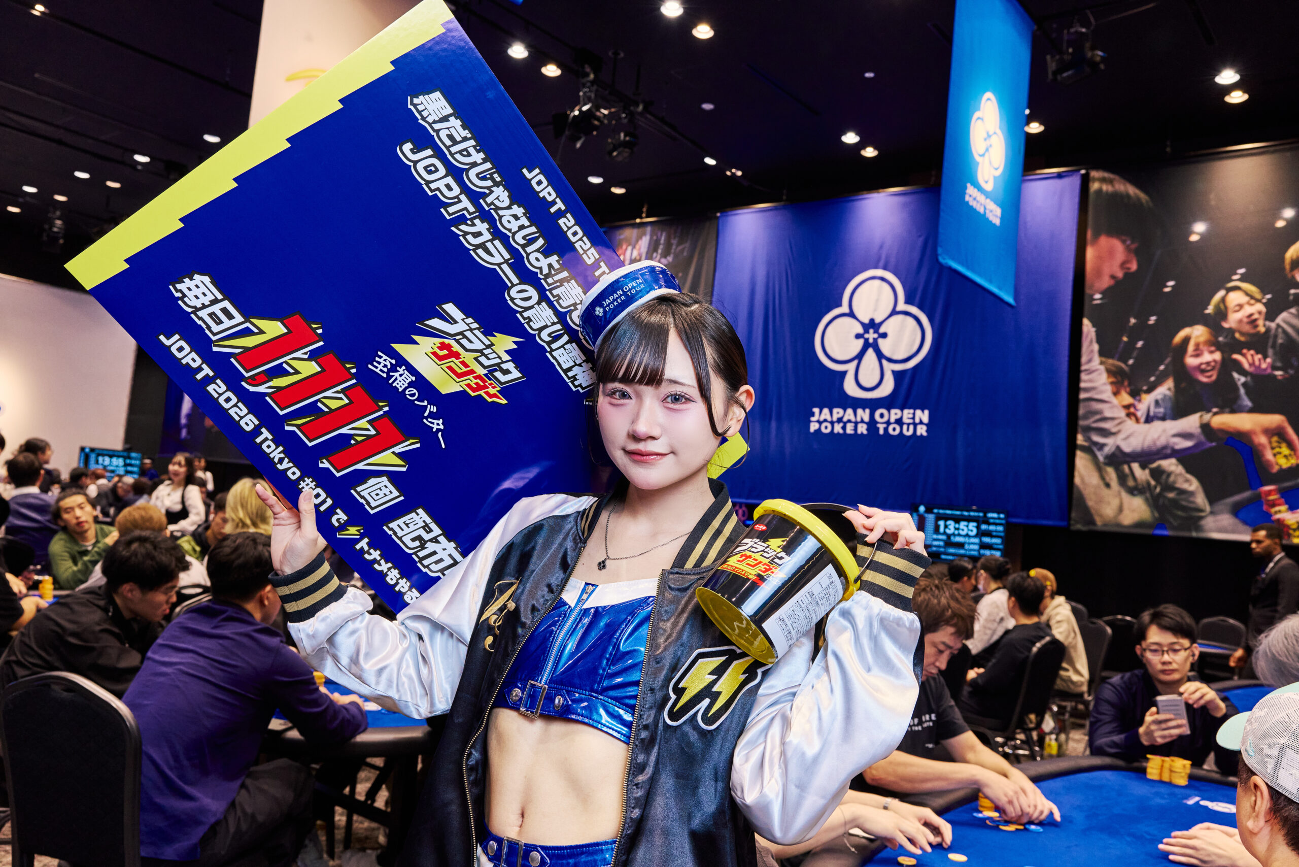 ブラックサンダーガールが4,444個のブラックサンダーを配り歩く！