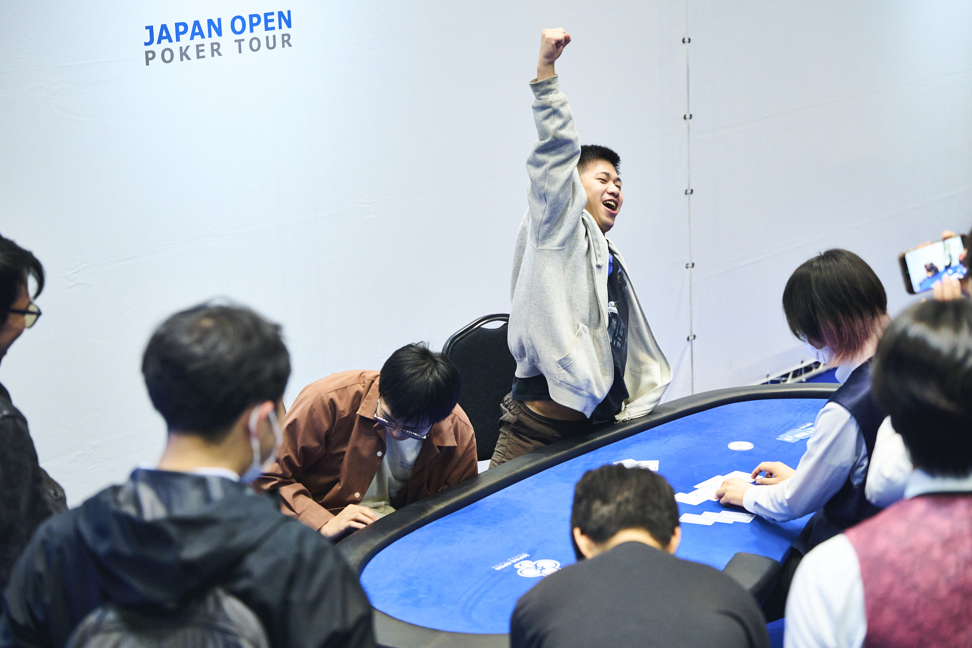 フリップ対決で勝利を喜ぶ参加者。