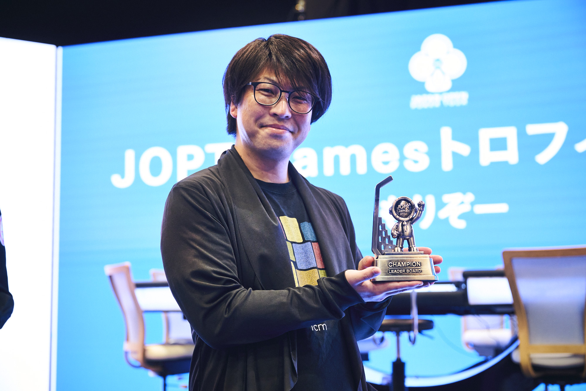 Road to APTリーダーボードの表彰でトロフィーを手にするもりぞーさん